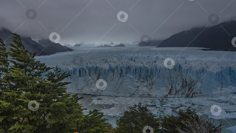 Скачать Между горами раскинулся прекрасный ледник Патагонии фотосток Ozero