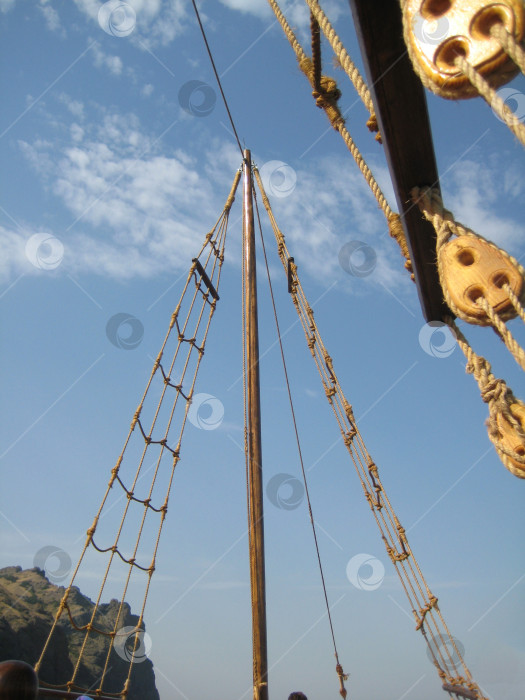 Скачать корабельные мачты и голубое небо фотосток Ozero