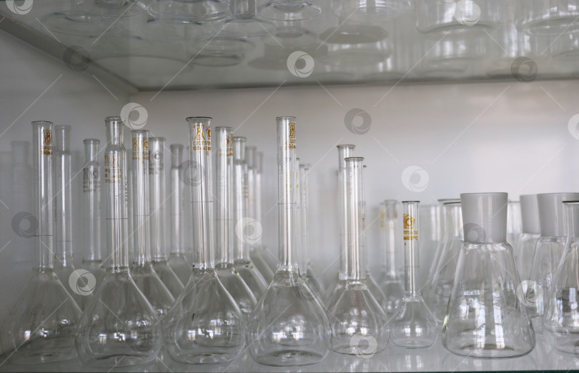 Скачать набор стеклянных колб в химической лаборатории фотосток Ozero