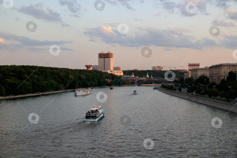 Скачать Вид на Москву реку и Президиум Российской академии наук фотосток Ozero