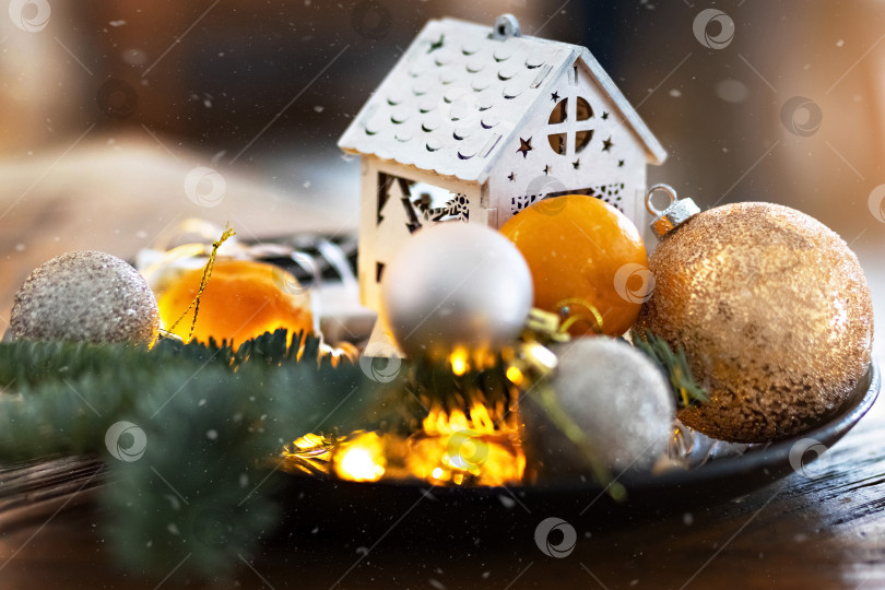 Скачать Рождественские украшения. На подносе - домик и елочные шары с еловыми ветками. фотосток Ozero