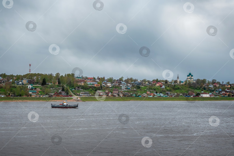 Скачать Грузовое судно на реке Волга, поселок Тутаев. фотосток Ozero