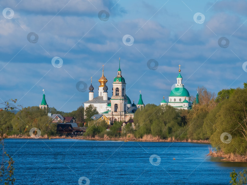 Скачать Пейзаж с христианской церковью на берегу бирюзового озера фотосток Ozero