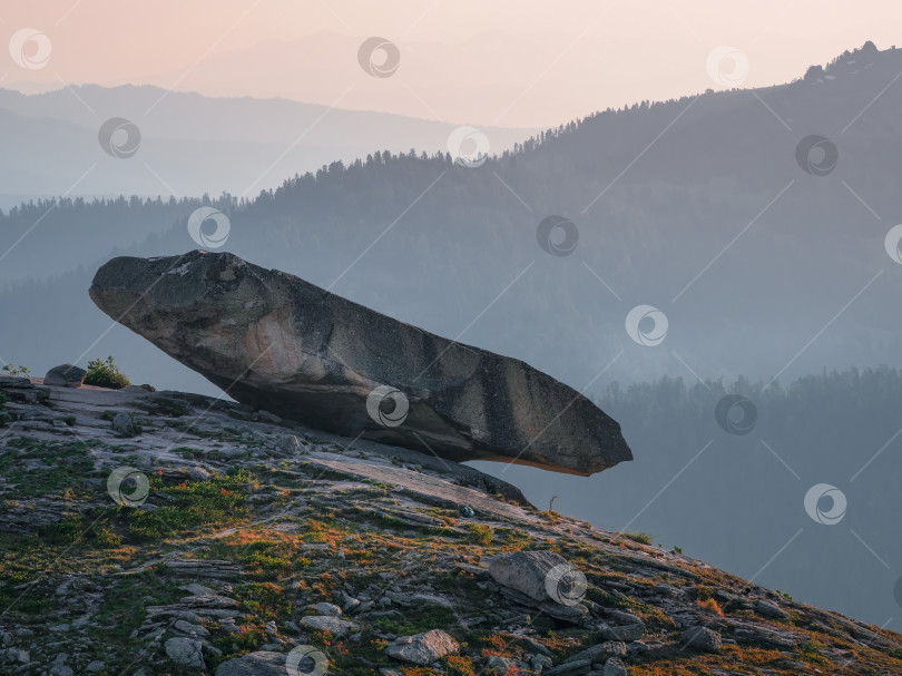 Скачать Висячий камень на закате. Природный парк Ергаки. Сибирь. фотосток Ozero