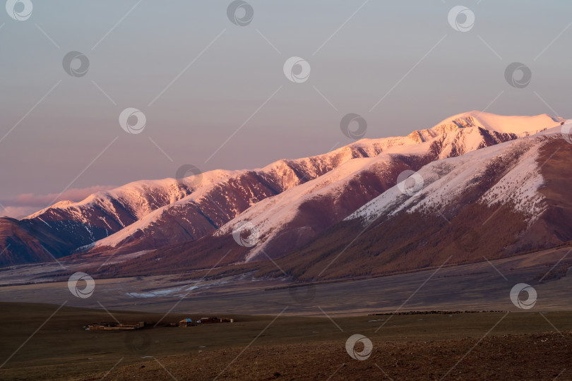 Скачать Алтайские горы на закате. Красивый горный пейзаж. фотосток Ozero