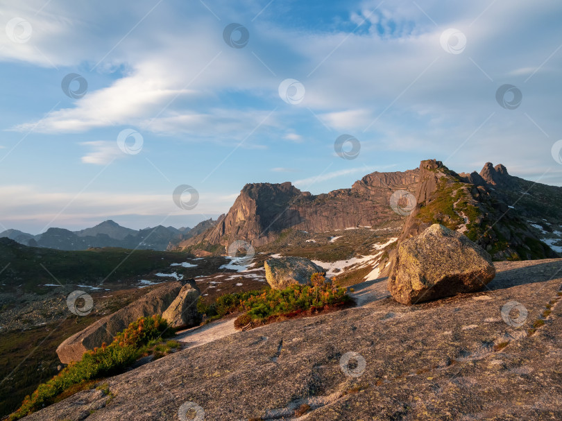 Скачать Спящий Саянский скальный массив. фотосток Ozero