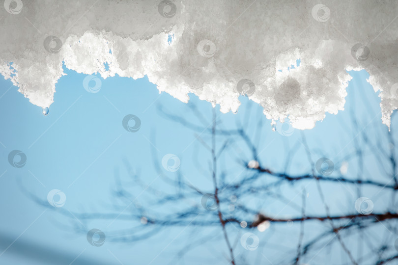 Скачать Зимняя оттепель. Тающий снег на фоне неба. фотосток Ozero