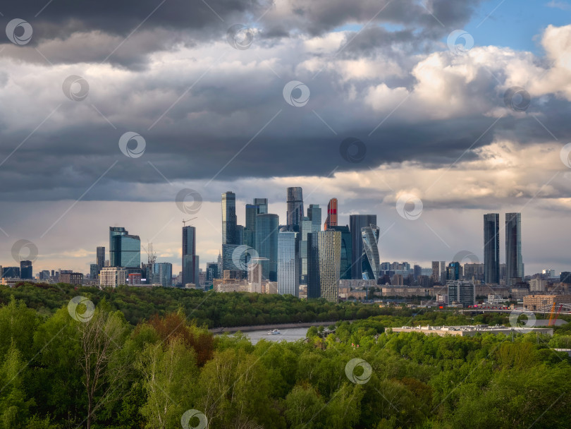 Скачать Москва перед ливнем. фотосток Ozero