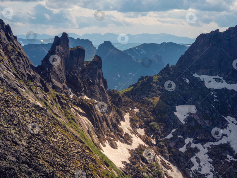 Скачать Высокие горы с зазубренными вершинами. Горная долина фотосток Ozero