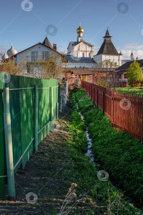 Скачать тропинка к древнему Кремлю вдоль деревянных домов в Ростове фотосток Ozero