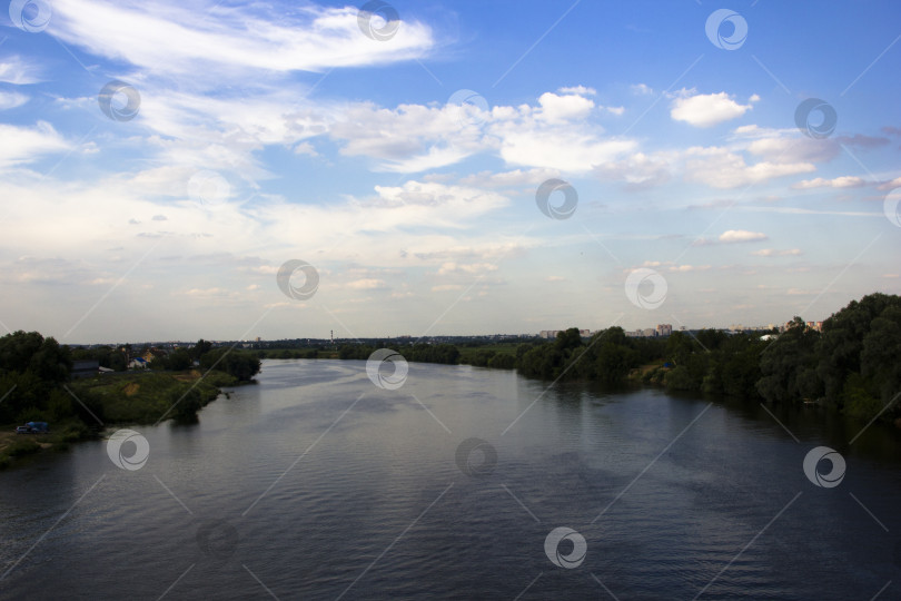 Скачать Вид на Москву-реку в сельской местности, Россия. фотосток Ozero