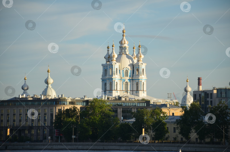 Скачать Санкт-Петербург, Россия – 06.12.2024: Вид на Смольный собор – православный храм в стиле барокко (объект культурного наследия России) и Смольную набережную со стороны Невы в Санкт-Петербурге фотосток Ozero