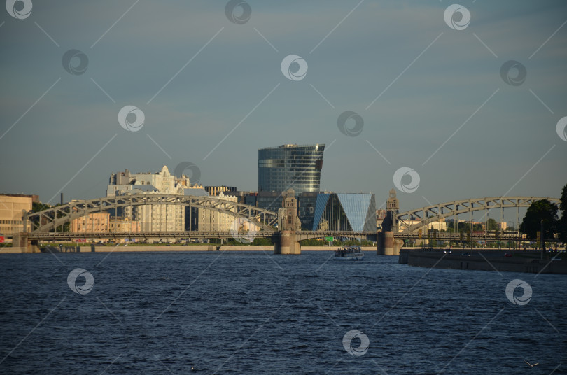 Скачать Санкт-Петербург, Россия – 06.12.2024: Большеохтинский мост (мост Императора Петра Великого) в Санкт-Петербурге, вид на Малоохтинскую набережную и бизнес-центр Санкт-Петербург Плаза фотосток Ozero