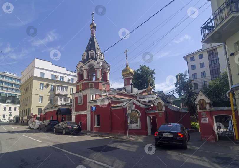 Скачать Старинный православный храм в центре Москвы фотосток Ozero