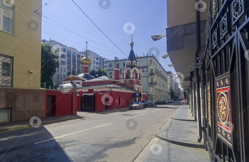 Скачать Старинный православный храм в центре Москвы фотосток Ozero