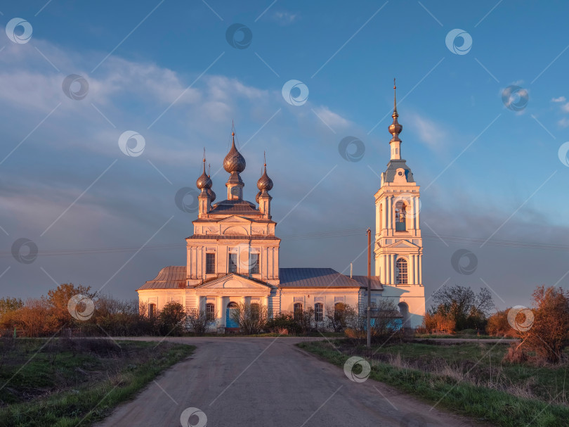 Скачать Утренний пейзаж, восход солнца с видом на дорогу к монастырю фотосток Ozero