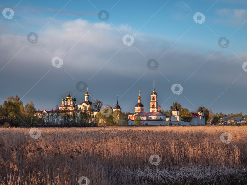 Скачать Троице-Сергиев Варницкий монастырь, идиллический пейзаж. фотосток Ozero