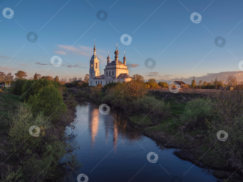 Скачать Утренний пейзаж, восход солнца на реке с монастырем. фотосток Ozero