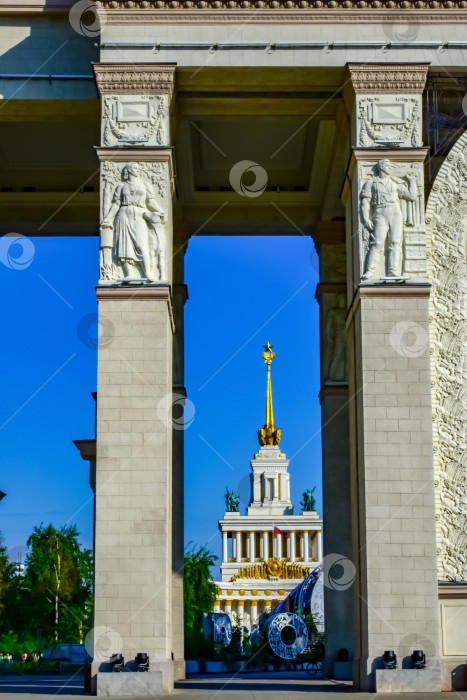 Скачать Фрагмент арки главного входа ВДНХ на фоне центрального павилиона фотосток Ozero