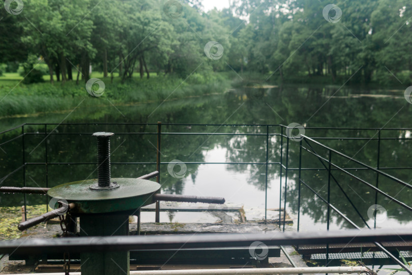 Скачать старинный замок-задвижка на пруду в парке фотосток Ozero