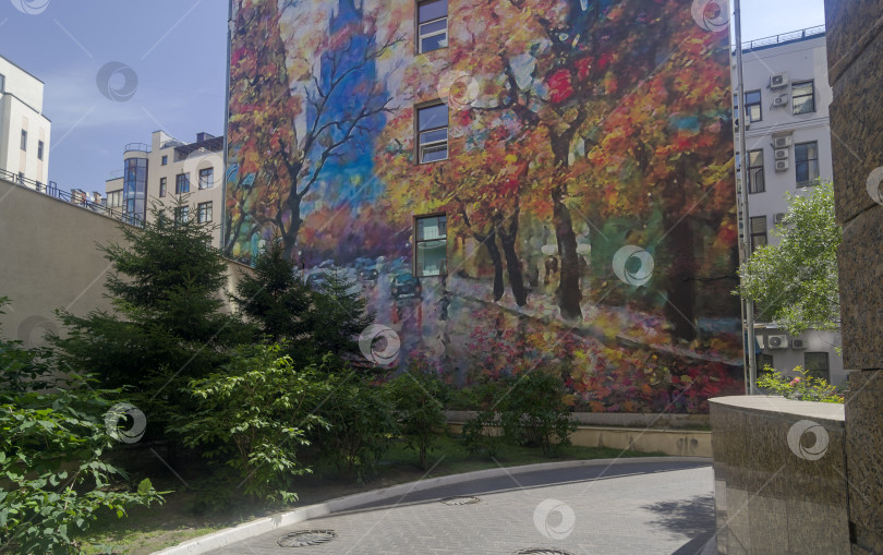 Скачать Городской пейзаж Москвы, нарисованный на стене здания. Арбат, Москва. фотосток Ozero