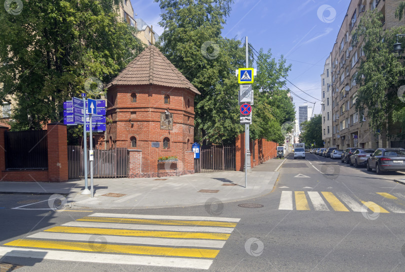 Скачать Небольшая православная часовня в центре Москвы. фотосток Ozero