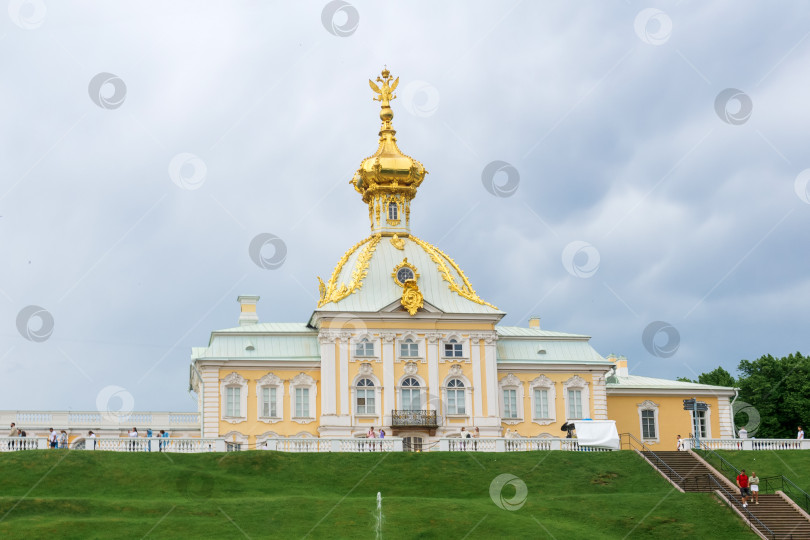 Скачать церковь Большого дворца в Петергофе, Санкт-Петербург фотосток Ozero