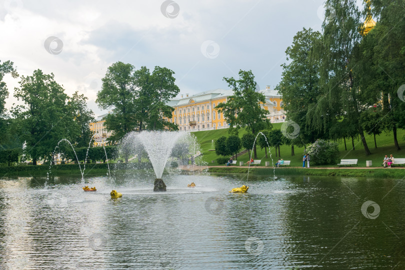 Скачать вид на фонтаны в дворцовом парке Петергоф, Санкт-Петербург фотосток Ozero