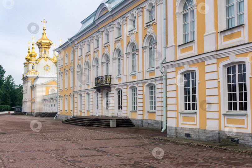 Скачать северный фасад Большого дворца в Петергофе, Санкт-Петербург фотосток Ozero