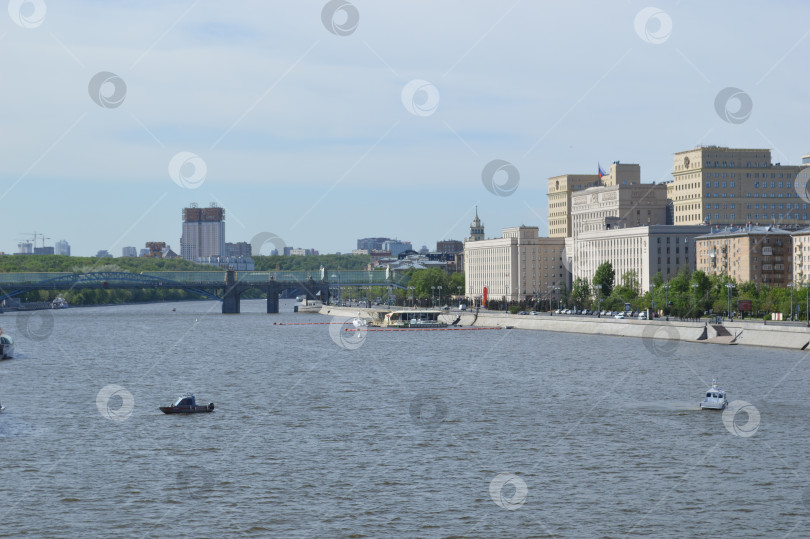 Скачать Лодки и яхты на реке Москва фотосток Ozero