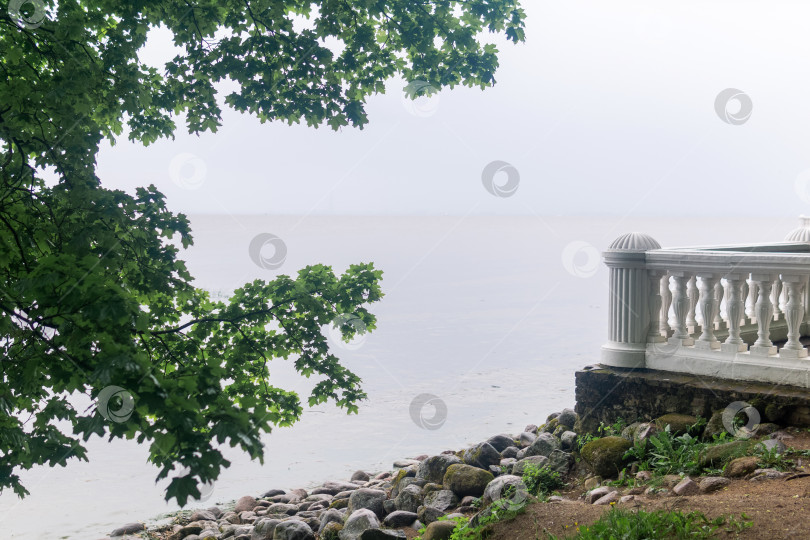 Скачать старинная белая балюстрада на каменной стене на берегу моря фотосток Ozero