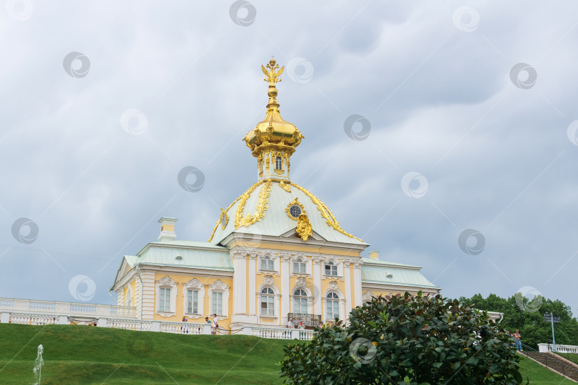 Скачать церковь Большого дворца в Петергофе, Санкт-Петербург фотосток Ozero