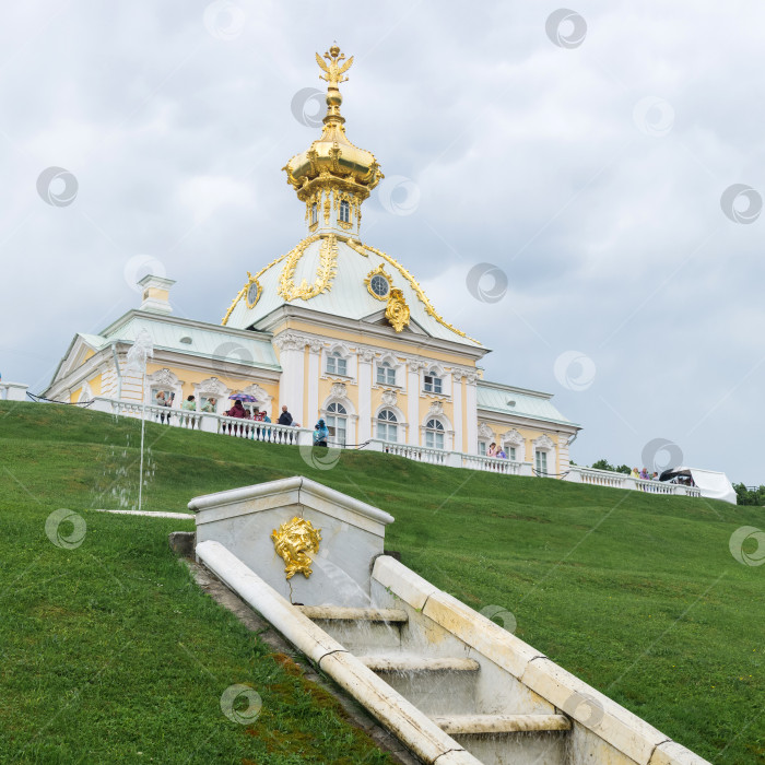 Скачать церковь Большого дворца в Петергофе, Санкт-Петербург фотосток Ozero