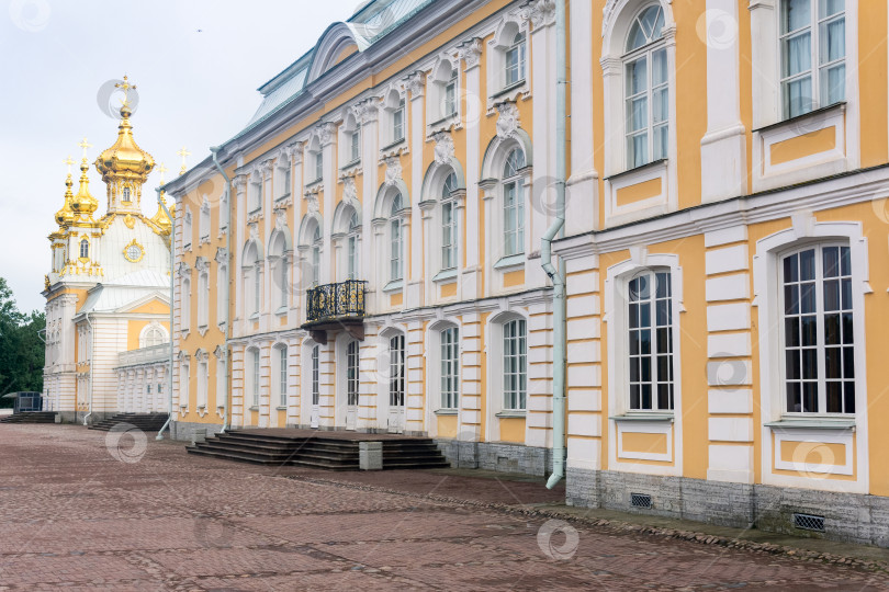 Скачать северный фасад Большого дворца в Петергофе, Санкт-Петербург фотосток Ozero