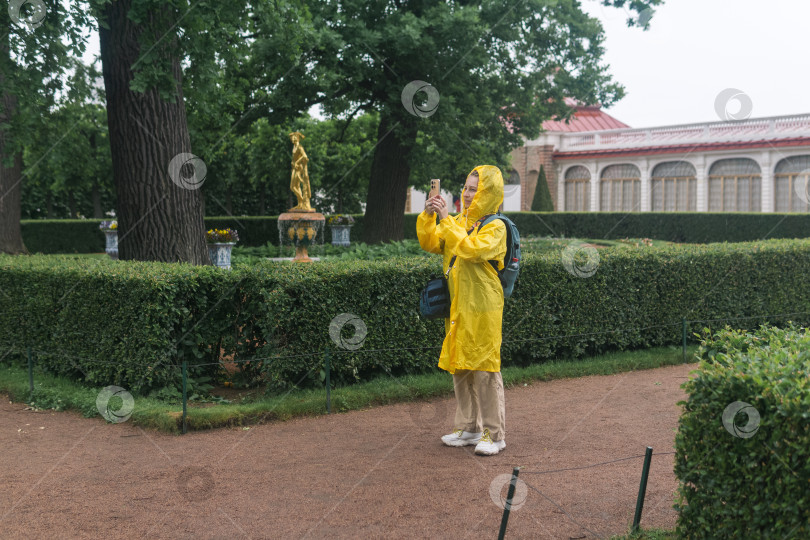 Скачать туристы фотографируются в дворцовом парке Монплезир в Петергофе, Санкт-Петербург фотосток Ozero