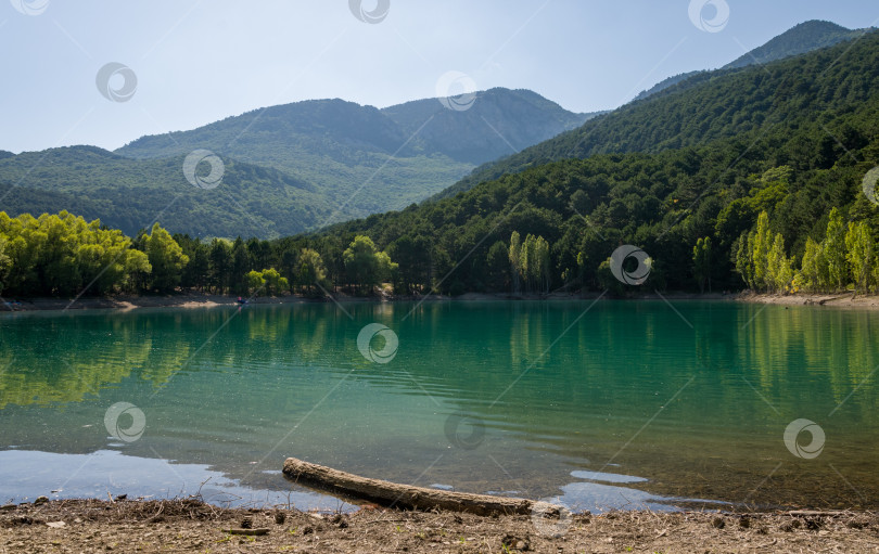 Скачать Горное озеро. Горный пейзаж. Лес. Вид на красивое горное озеро. Отражение в горном озере. Красивое горное озеро. пейзаж с горным озером фотосток Ozero