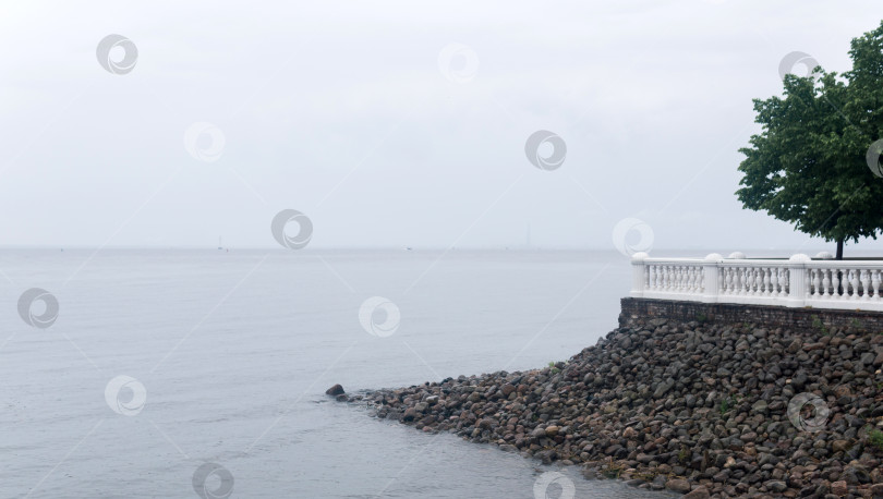 Скачать старинная белая балюстрада на каменной террасе над берегом моря фотосток Ozero