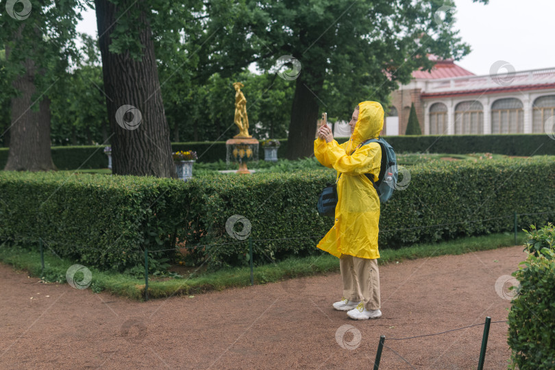 Скачать туристы фотографируются в дворцовом парке Монплезир в Петергофе, Санкт-Петербург фотосток Ozero