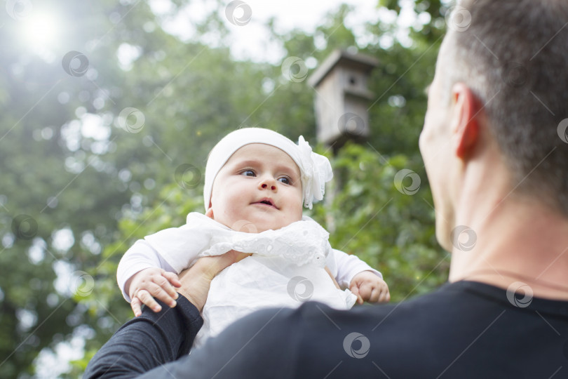 Скачать Папа с маленьким ребенком. Отец с новорожденной дочерью фотосток Ozero