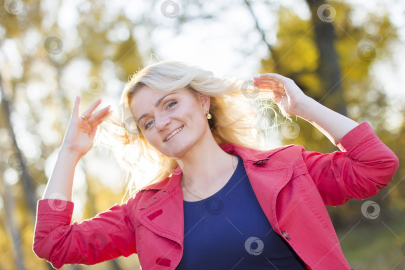 Скачать Красивая радостная женщина на фоне осени фотосток Ozero