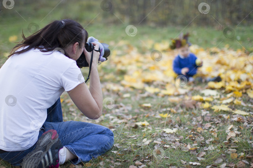 Скачать Женщина фотографирует ребенка.Детская фотография фотосток Ozero