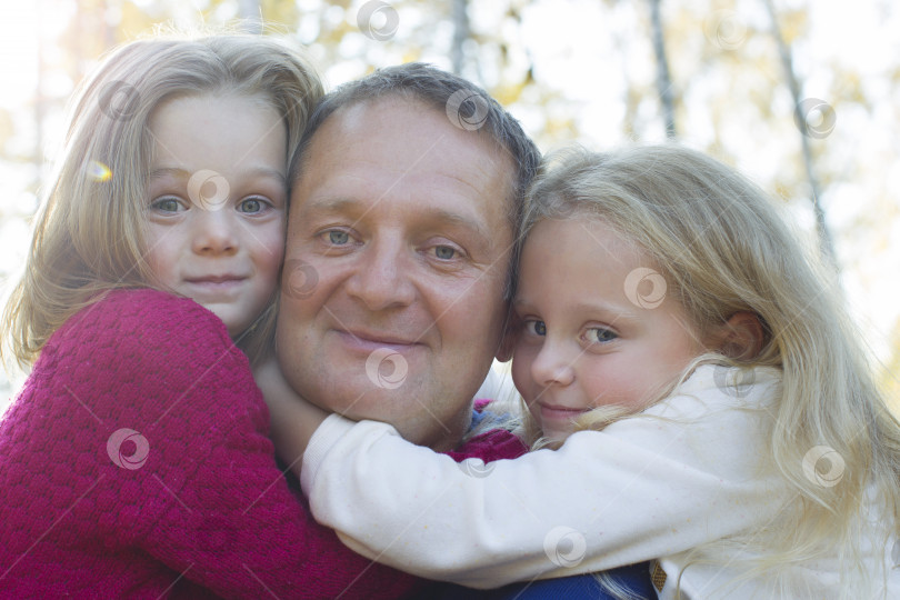 Скачать Папа с дочерьми обнимаются крупным планом фотосток Ozero