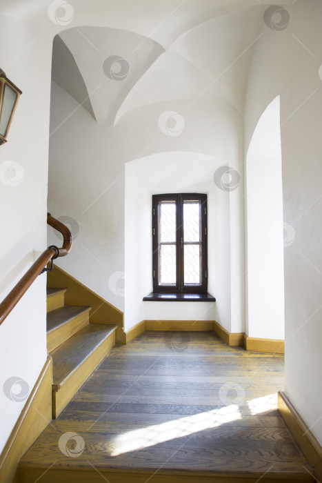 Скачать Пустой коридор со сводчатым потолком и деревянной лестницей .. фотосток Ozero