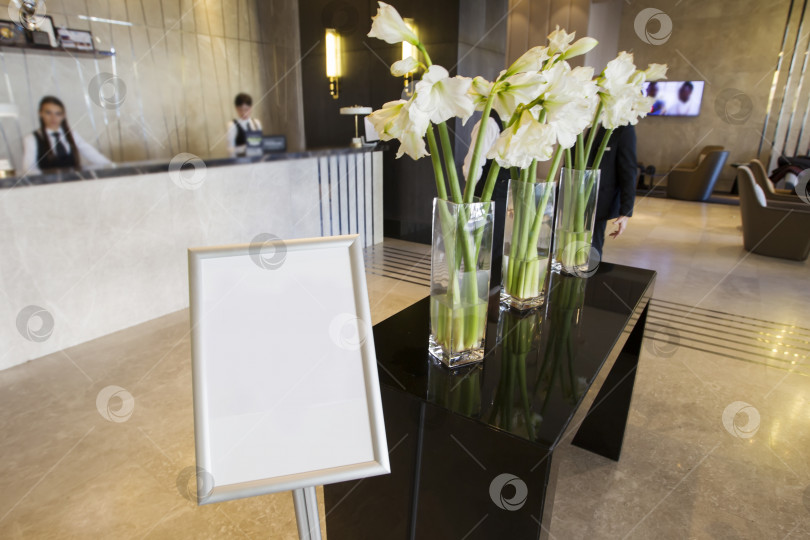Скачать Вестибюль отеля украшен вазами с цветами. фотосток Ozero