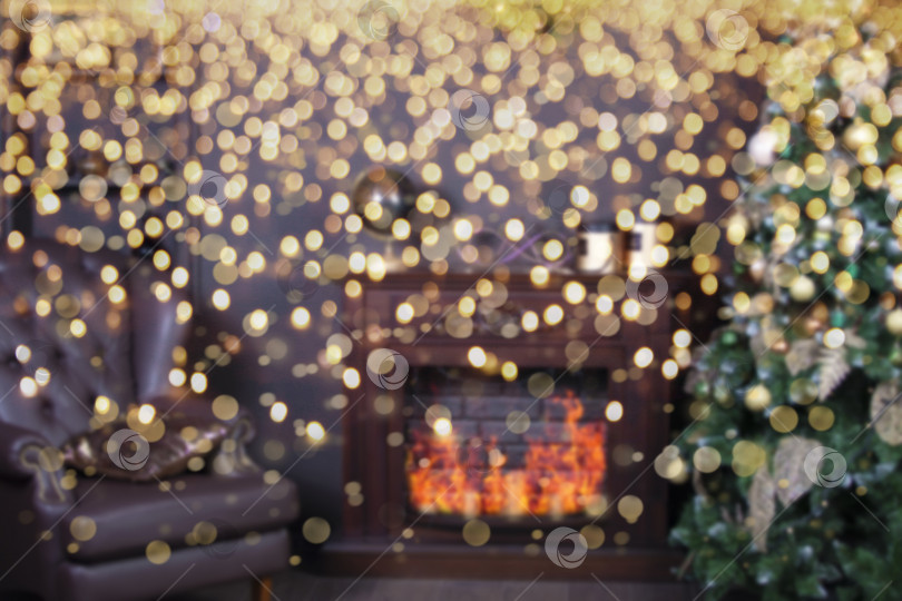 Скачать Размытый рождественский интерьер с елкой и камином на фоне ярко-золотистого боке. фотосток Ozero