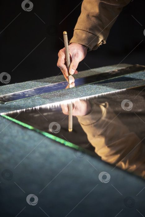 Скачать Рука рабочего человека вырезает зеркало стеклорезом. фотосток Ozero