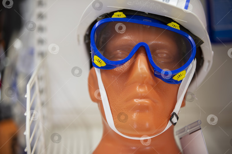 Скачать Крупный план лица пластикового манекена в защитных очках. фотосток Ozero