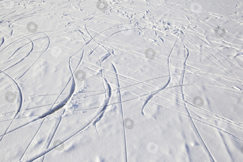 Скачать Трассы для катания на коньках по льду со снежным покровом. Зимний фон. фотосток Ozero