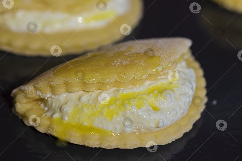 Скачать Печенье с творогом выложите на противень, смазанный яичным желтком. фотосток Ozero