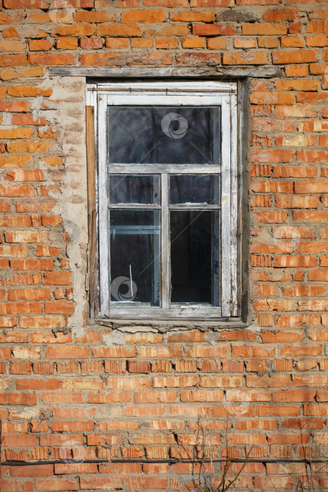 Скачать Вертикальная кирпичная стена с окном в старой деревенской раме. фотосток Ozero
